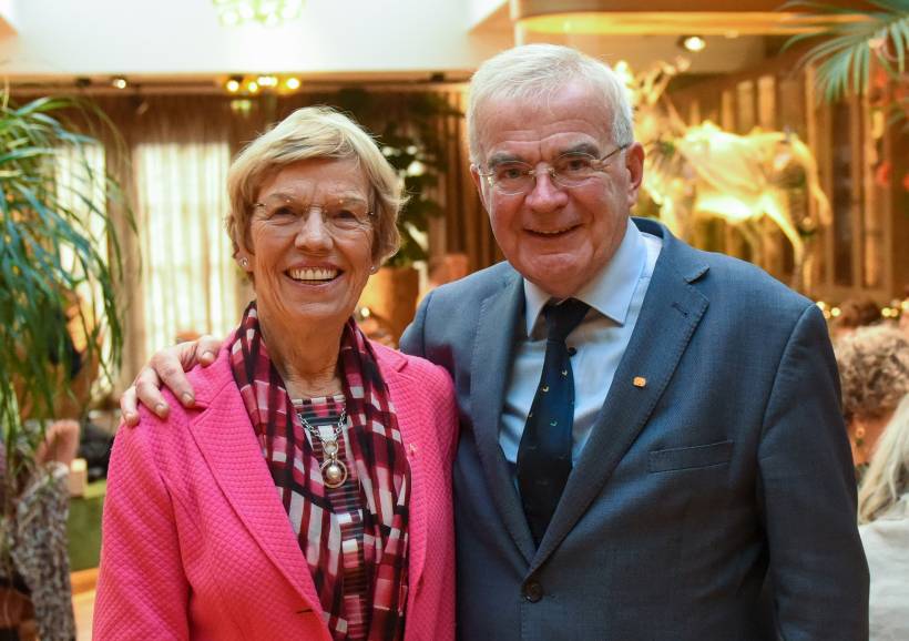 Gouden gemeentespeld voor Corry en Frans Robbe